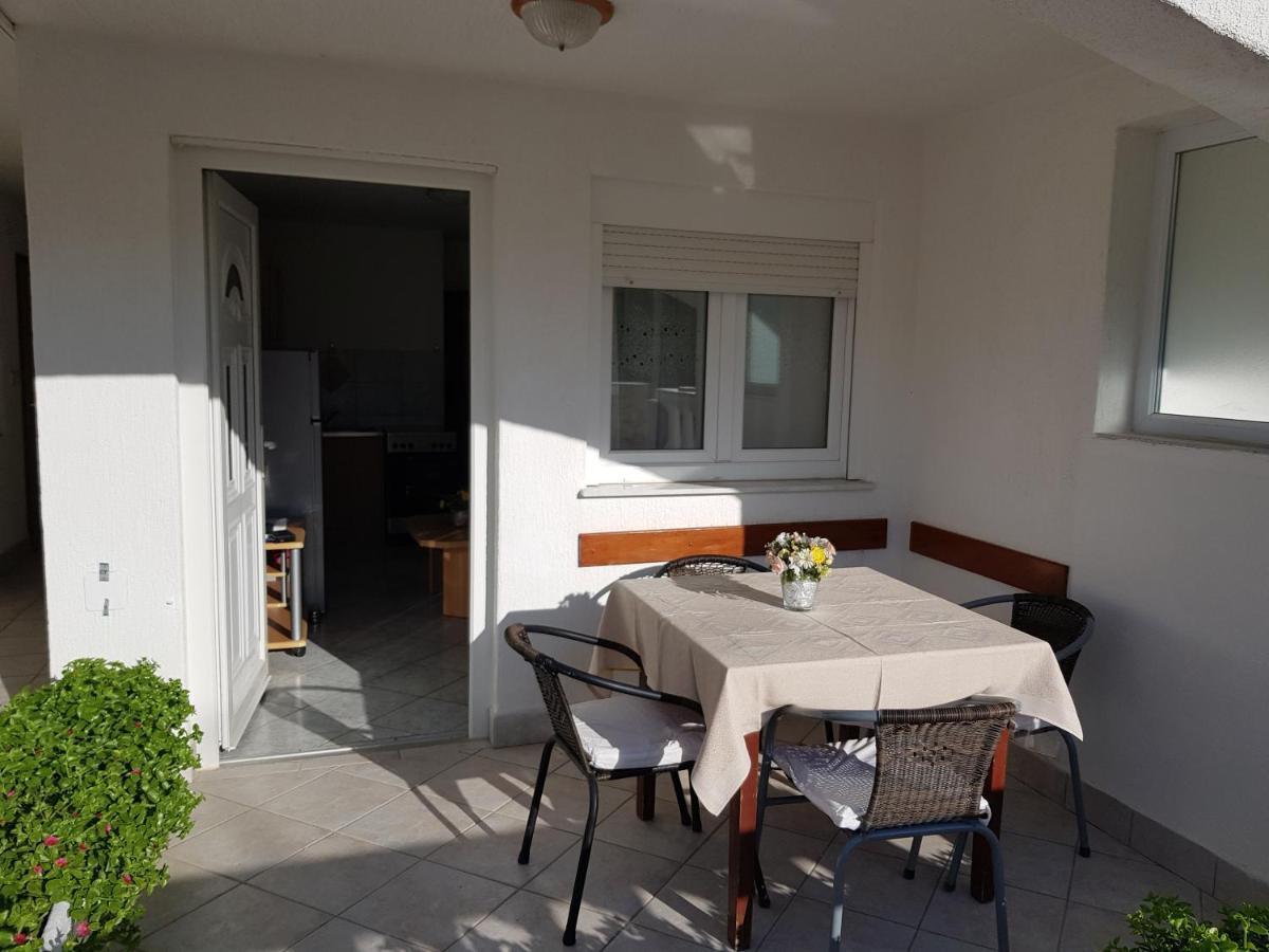 Astra Apartment Vir Luaran gambar